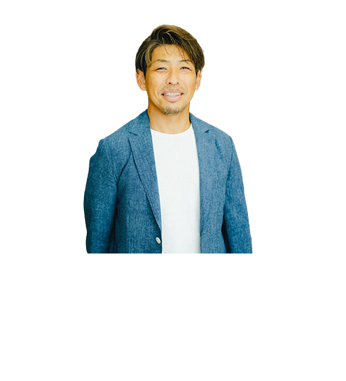 男性と女性が笑顔で並んでいる