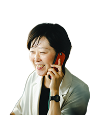女性が電話をかけている