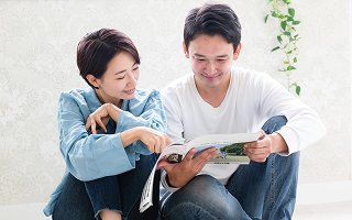 届いた資料を見る夫婦
