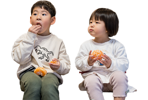 犬を連れて歩いてるお母さんとお父さんとお母さんにジャンプさせてもらっている女の子