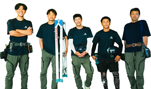 工具を持ってジャンプしている男性