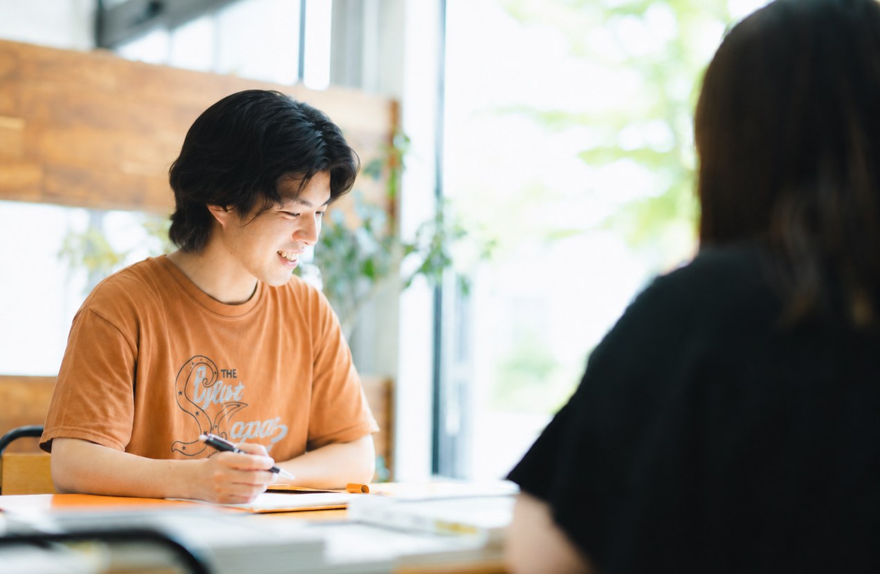 ビジネスマン同士が握手をしている写真